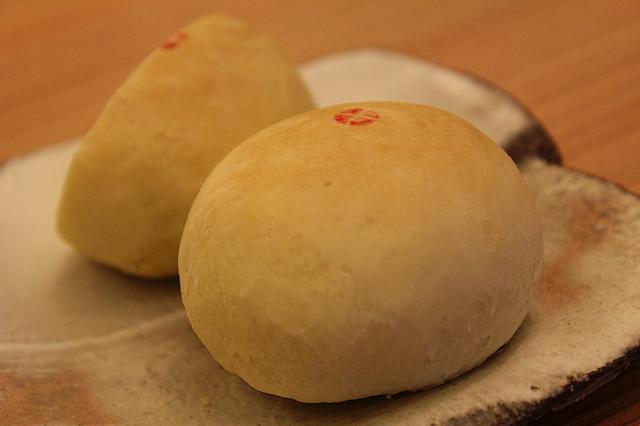 月餅といっても、日本で見かける平たい「広東式」とは違い、かわいらしいまんまるです