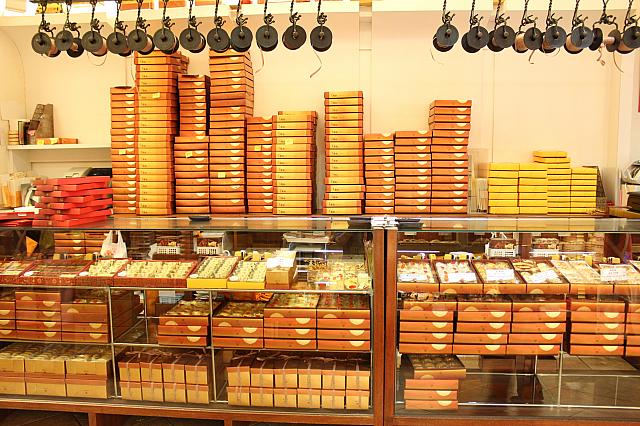 贈答用の箱がたくさん。パイナップルケーキは12個入りから販売しています