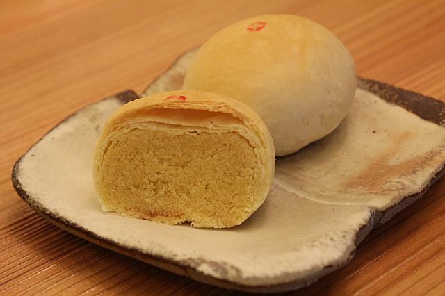 【緑豆小月餅】餡のしっとり感やきめ細やかさは見ただけでも伝わってきます！食べるともっとビックリ、うまい！！