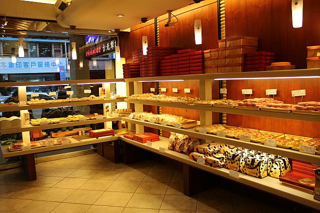 こじんまりした店舗に人気商品が所狭しと並んでいます