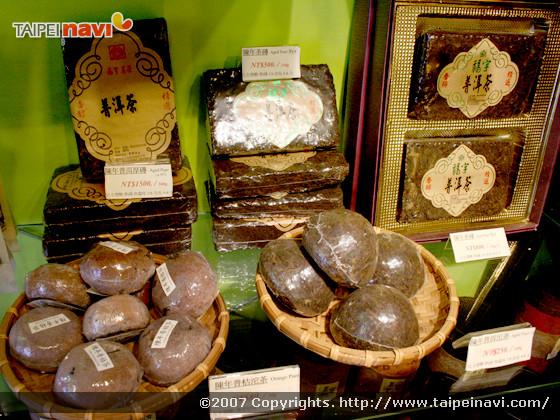 烏龍茶のみならず、
プーアル茶も置いてあります。
