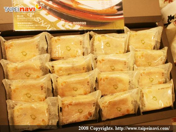 パイナップル餡が詰まったパイナップルケーキは包装もかわいらしい☆