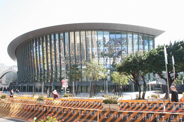 台北アリーナ前は、ここ数年MRTの工事中、将来ここに駅ができます