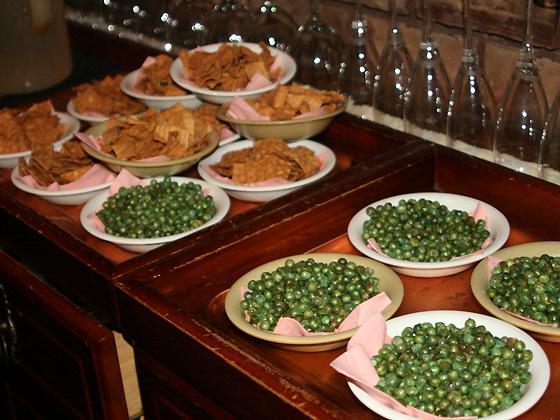 「おつまみは無料だから、ご遠慮なく♪」
