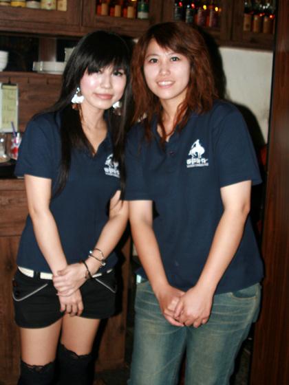 お店の女の子がやってきました。