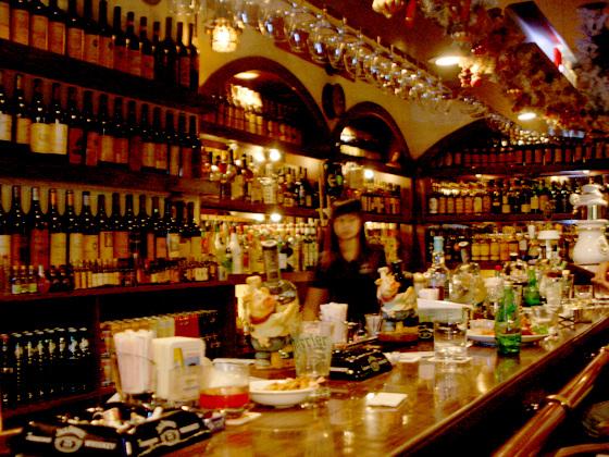 アメリカの西部劇のバーを思い出すような、カウンターが、入口左にドンっと置かれ、カウンターには大体欧米の人が座って、スポーツ観戦をしながら、ビールをひっかけています。
