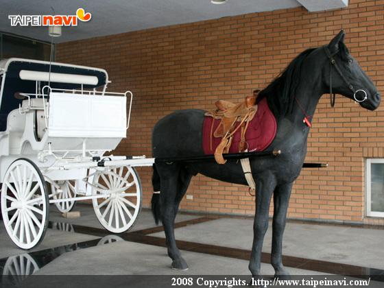 馬術クラブもあるので入り口には馬と馬車