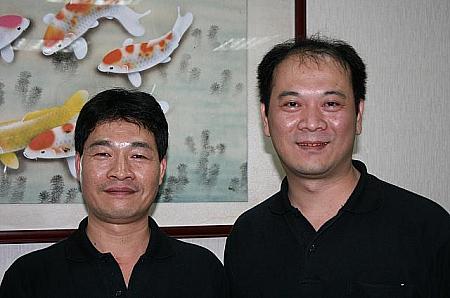 左が次男の陳章旗さん、右が一時帰国中だった三男の陳章雄さん　