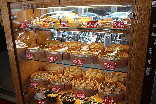 入口横にわかりやすい食品サンプル