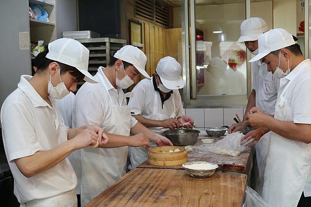 職人さんたちが一生懸命小籠包を作る姿には見入ってしまいます