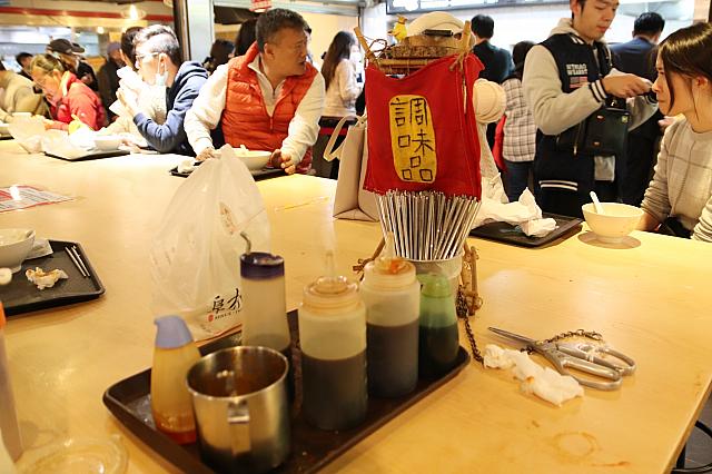 箸や調味料はここで