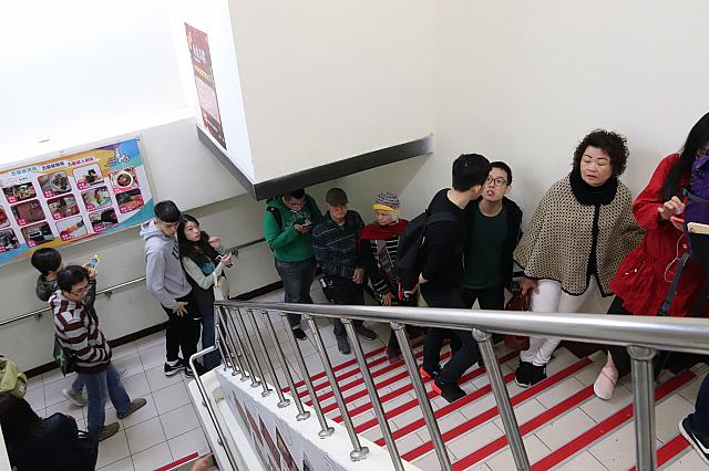 ナビが帰路に着いた11時過ぎでも階段の外まで行列が