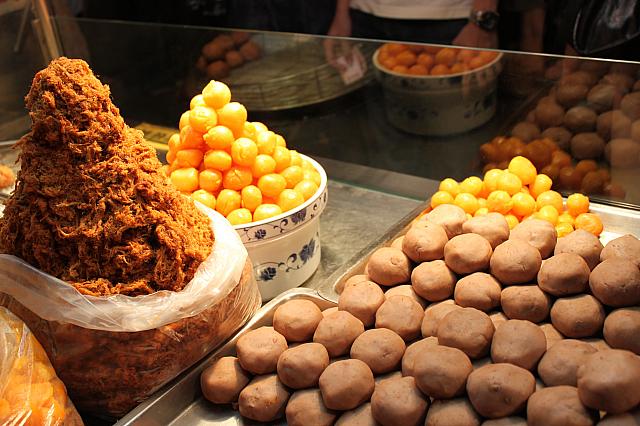 その後手でこねて、黄身とロウソンを中にIN！