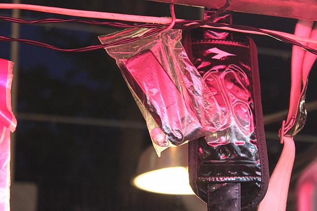 携帯が壊れないようにビニールジッパーで保護！