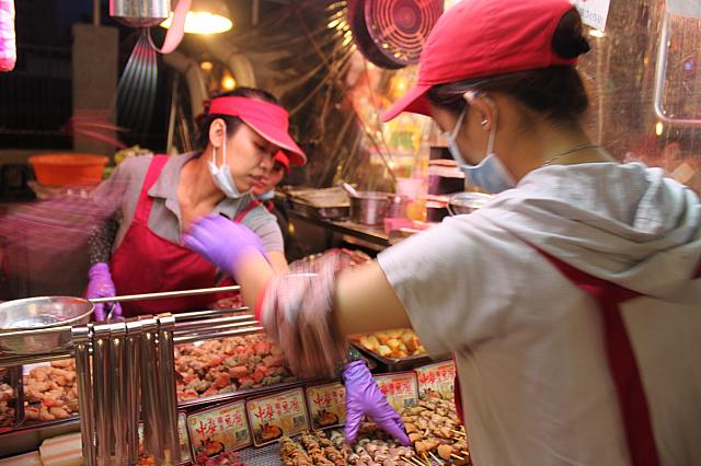 お店の中と外に店員さんが！みなさんテキパキと動きます