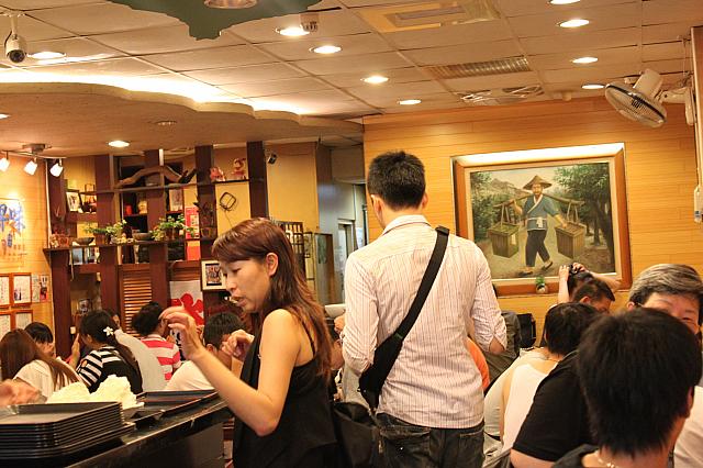 お店の中には地元の人で溢れ返ります