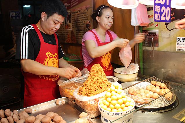 それはそれはせっせと芋ダンゴを作って売ります！