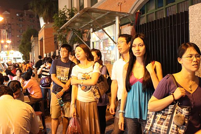 芋ダンゴのために並ぶお客さん