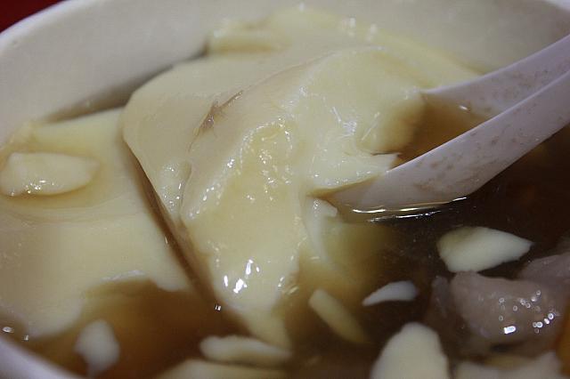 通常薄切りが多い豆花ですが、ここのは厚くてお豆腐感いっぱい！