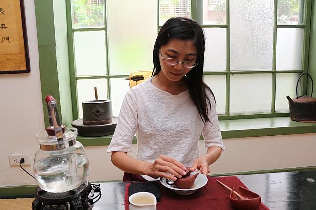 お茶を煎れてくれたスタッフの劉行中さん。すでに10年以上の経験があるそうです