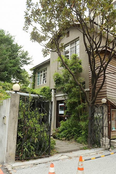 通り過ぎてしまいそうになる素朴な佇まい。住所では路地内にありそうですが、入口は新生北路に面しています。目印は向かいの龍安国小。タクシーで行く場合も注意して！