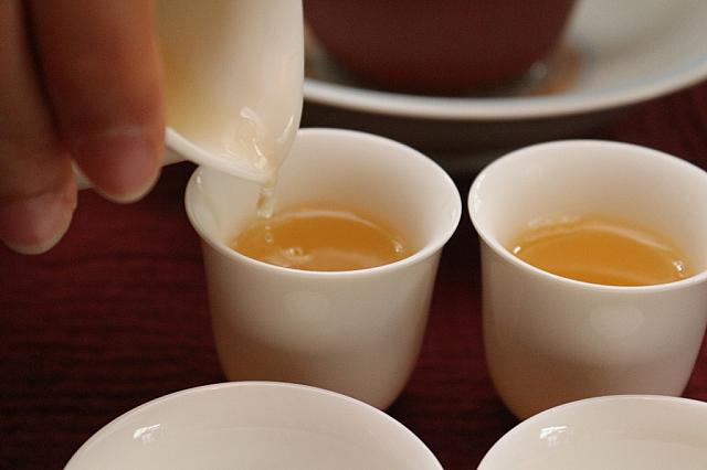 1煎めはスタッフが説明を交えながら淹れてくれます。2煎めからは自分でトライして！