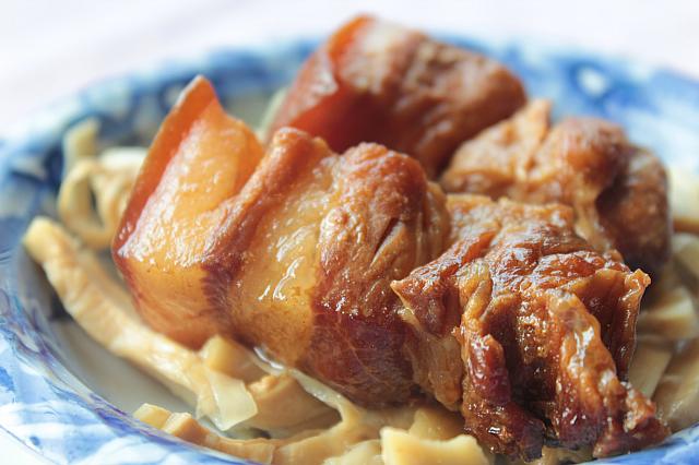 豚の角煮とタケノコの煮込み