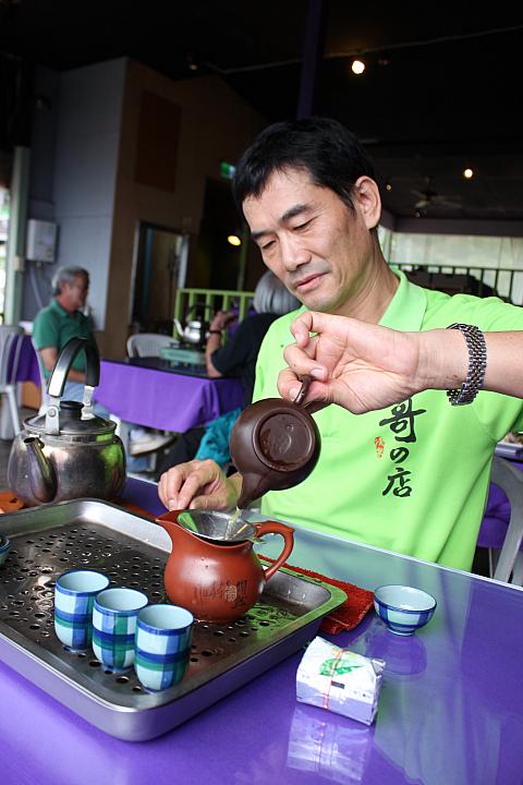 慣れた手つきで茶を注ぎだします