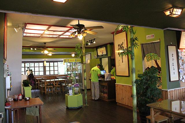 お店の中はちょっとモダンテイストに