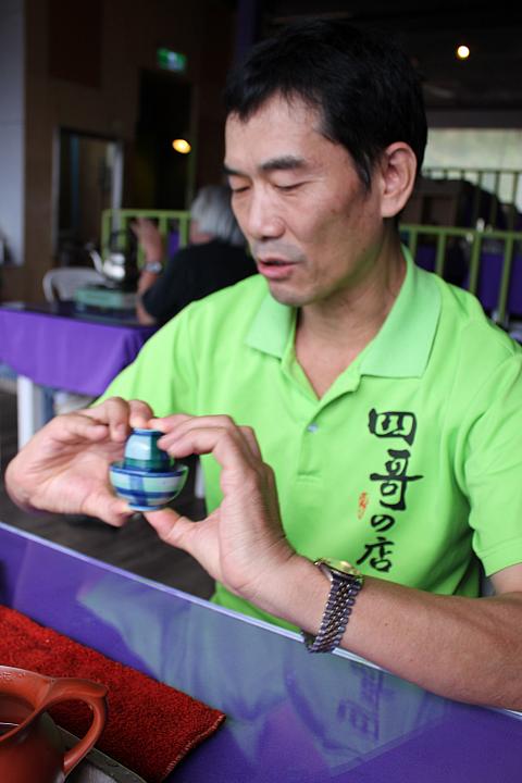 ひっくり返す手法で、聞香杯から茶杯にお茶を移します