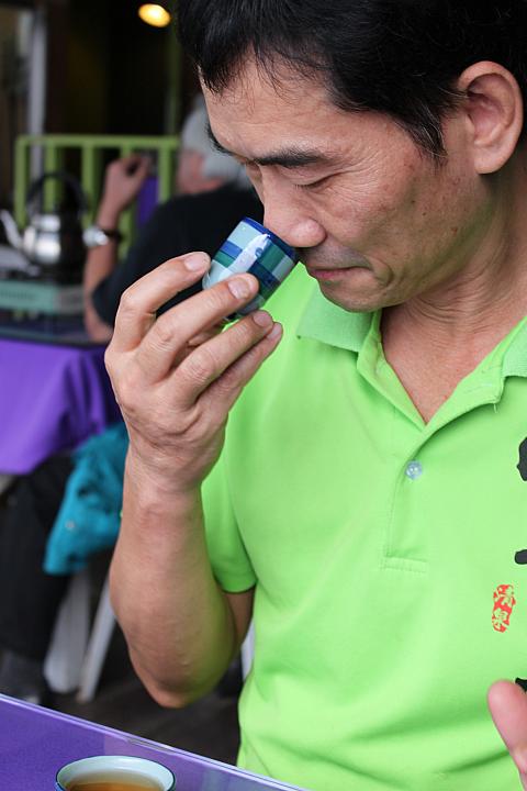 聞香杯でお茶の香りを楽しみます