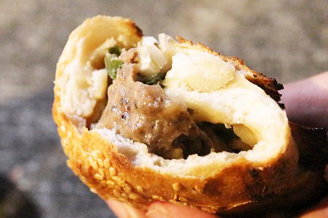 厚めの生地にジューシーな豚肉と蔥がたっぷり。