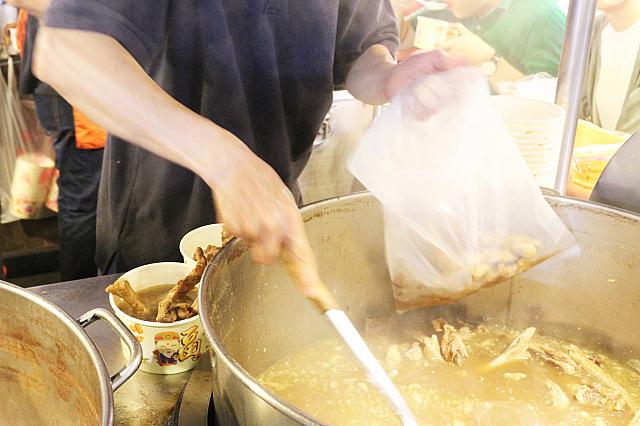 テイクアウトはビニール袋に入れてくれます