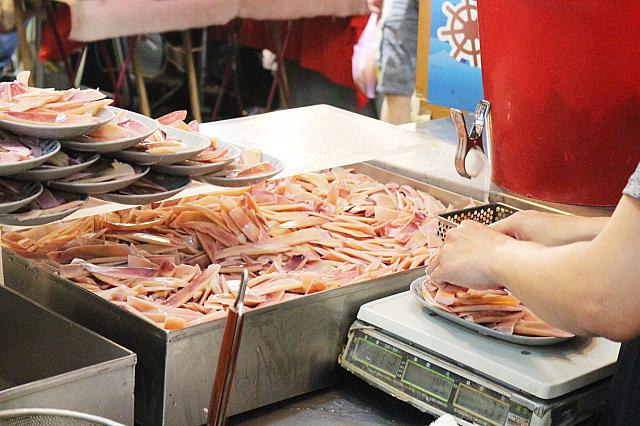 戻したスルメイカがたくさん！この光景はちょっと驚き。