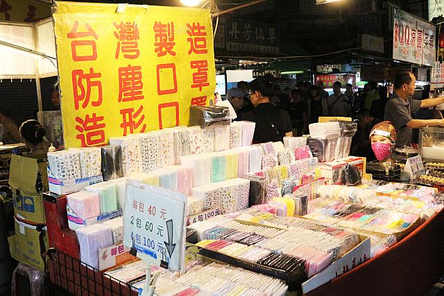 お土産にもぴったりなカラフルマスク。