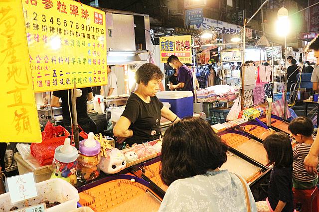 大人も子供も楽しめる懐かしのゲームエリア。