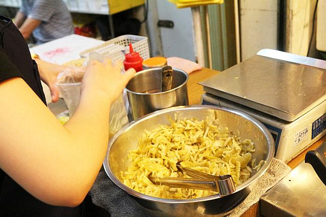 酸菜を入れて仕上げ。辛さは好みで調整してくれます。