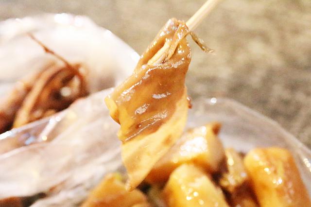 鶏の小腸「脆腸」は小で50元。コリコリとした食感です。