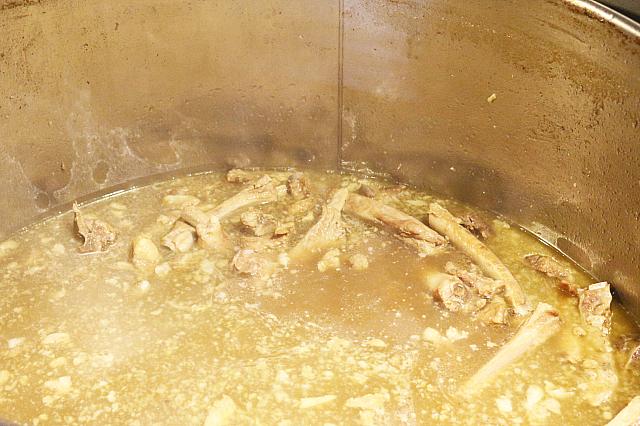 薬膳スープで煮込まれるスペアリブ