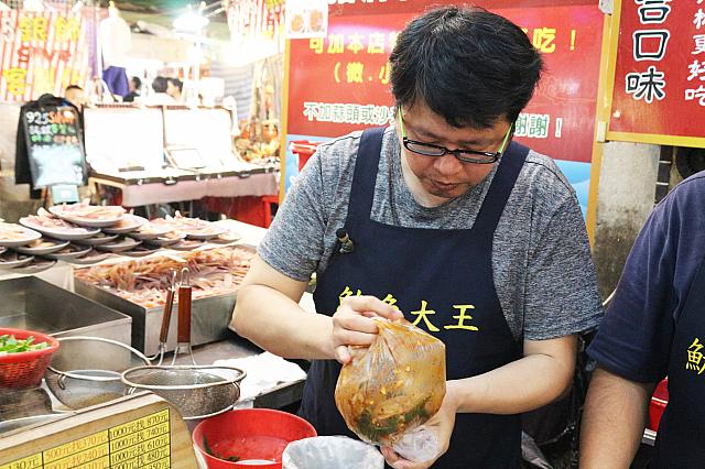 さっと茹でたイカをタレで和えます。