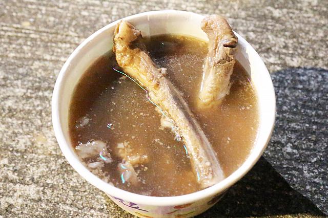 豚スペアリブスープ 藥燉排骨80元 薬膳の味わいの中にも甘みやスープの旨味がしっかい感じられます。ラムを使った「羊肉湯」もあるのでお好みでセレクトしてください。　