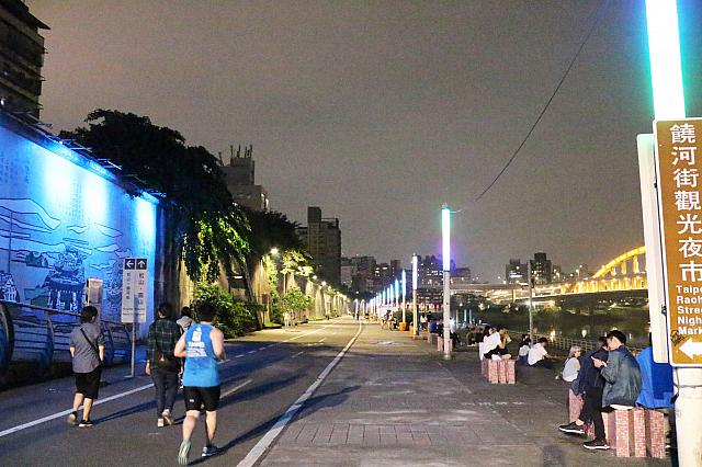 川沿いをランニングやサイクリングする人も。