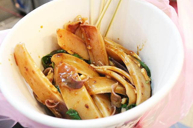 メニューはこの1品のみ！「燙魷魚」130元