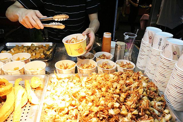 見た目に驚くかもしれませんが、一度食べるとやみつき！