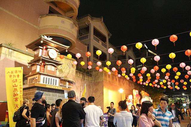 駅前の広場を抜けると