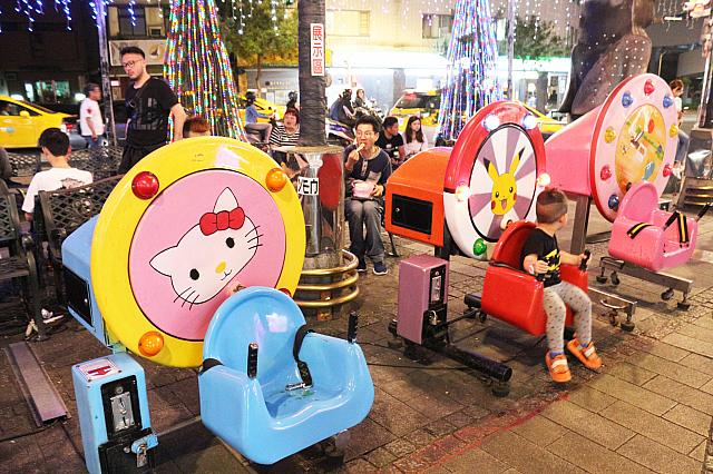 見慣れたあのキャラクターも夜市風に…(笑)