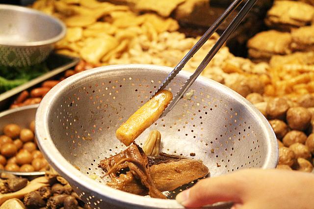 小さなものは1欠片＝1人分(30元)という意味で、お店の人が1人分をよそってくれます。