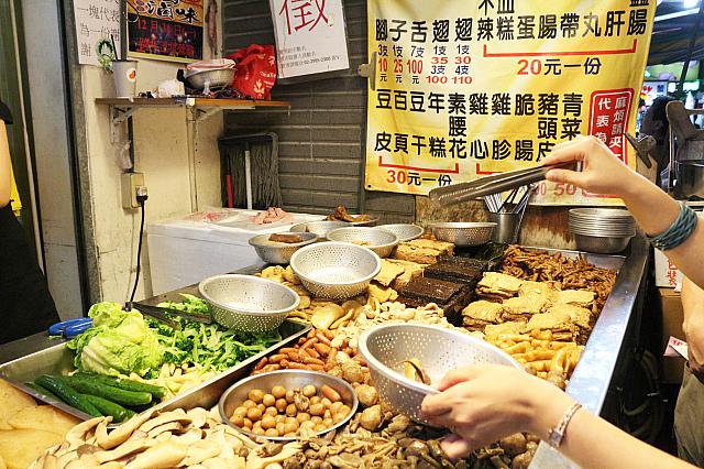 ボウルとトングを取って好きなものを入れていきます