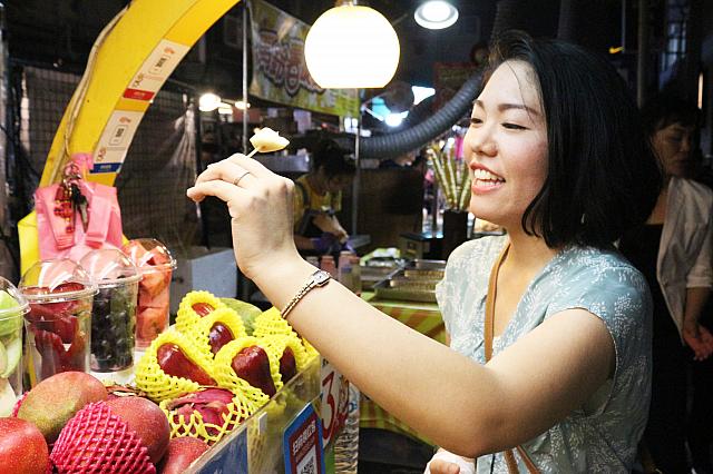 試食させてくれるお店もあります。