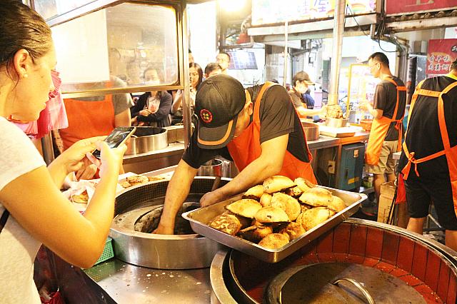 飛ぶように売れる胡椒餅。